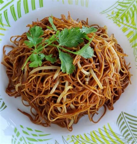 fried-noodles-with-bean-sprouts-buddhist-temple image