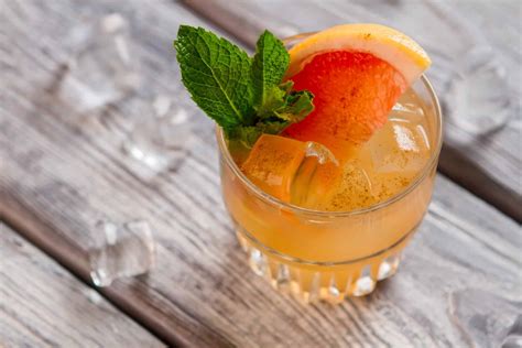 grapefruit-spritzer-recipe-sip-smarter image