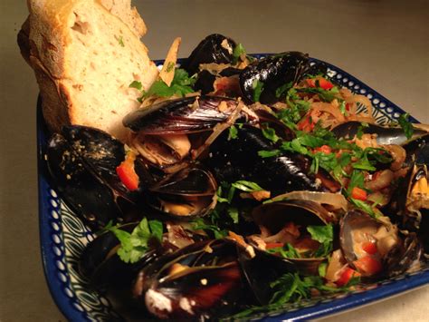 spicy-coconut-lemongrass-steamed-mussels image