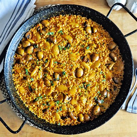 making-a-spanish-paella-for-4-people-for-under-10 image