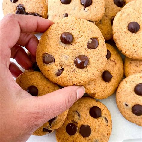whole-wheat-chocolate-chip-cookies-eggless-carve image