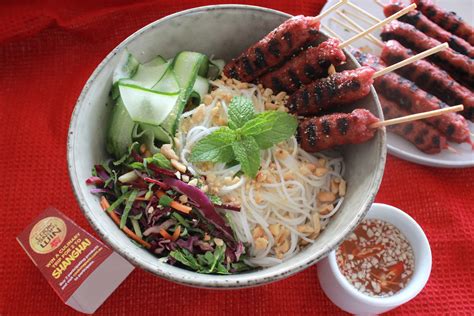 vietnamese-grilled-pork-sausage-vermicelli-salad-bun image