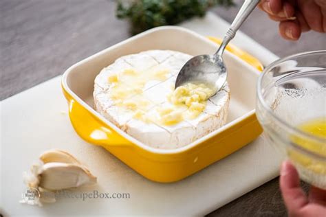 baked-brie-dip-recipe-appetizer-w-garlic-butter-best image