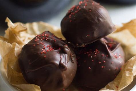 24-no-bake-holiday-chocolate image