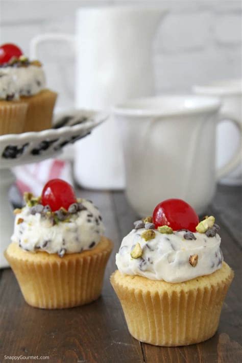 cannoli-cupcakes-with-easy-cannoli-cream-frosting image