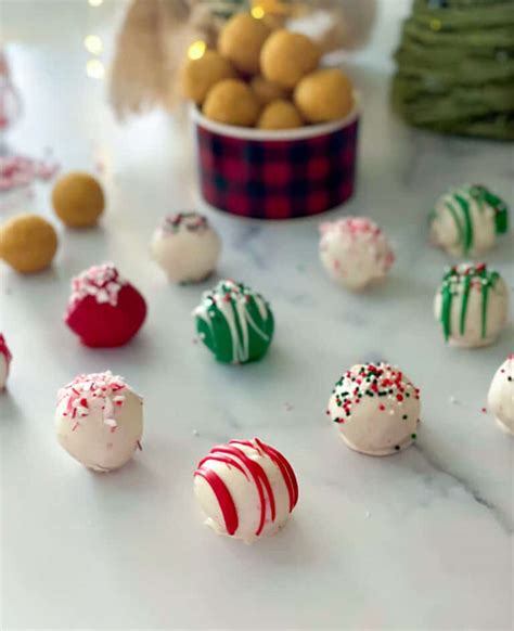 ridiculously-moist-christmas-cake-balls-cake-pops image