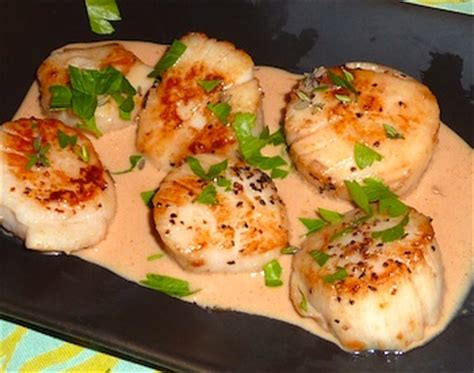 pan-seared-scallops-with-creamy-garlic-sauce-super image