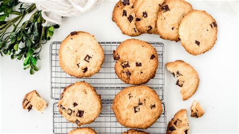 easy-keto-chocolate-chip-cookies-low image