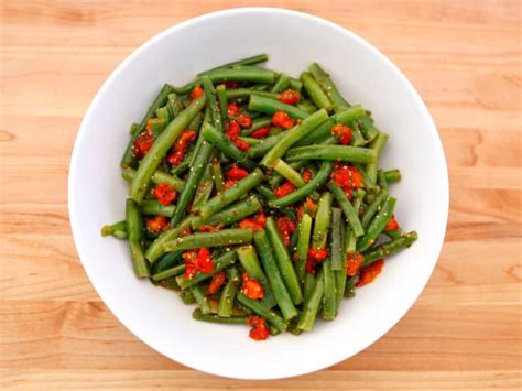 green-bean-roasted-pepper-salad-easy-vegan image