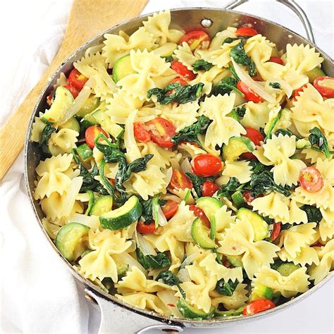 farfalle-pasta-with-zucchini-spinach-and-tomatoes image