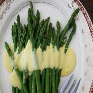asparagus-with-hollandaise-sauce-saveur image