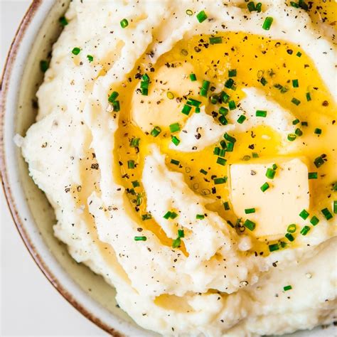 creamy-mashed-potatoes-with-roasted-garlic-the image