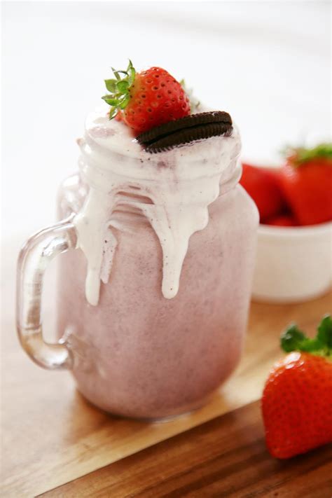 easy-strawberry-oreo-milkshake-recipe-yummynotes image