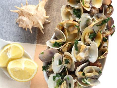 grilled-littleneck-clams-with-lemon-butter-sauce image