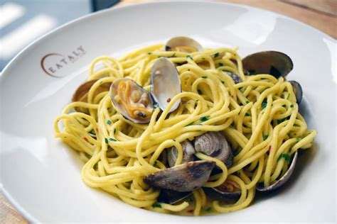 spaghetti-with-clams-recipe-spaghetti-alle-vongole-eataly image