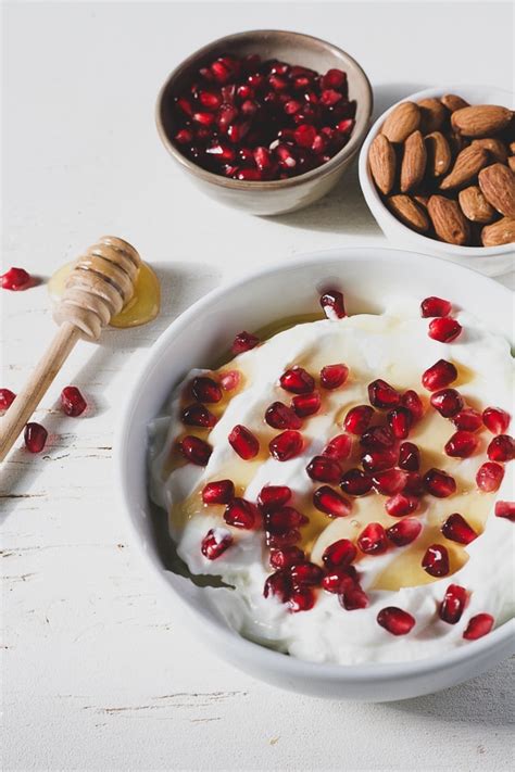 6-simple-greek-yogurt-breakfast-bowls image