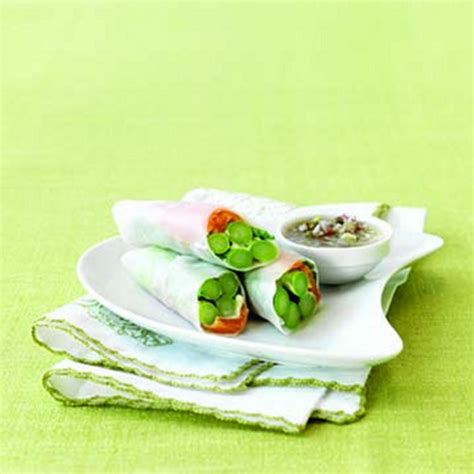 asparagus-and-salmon-rolls-recipe-chatelainecom image