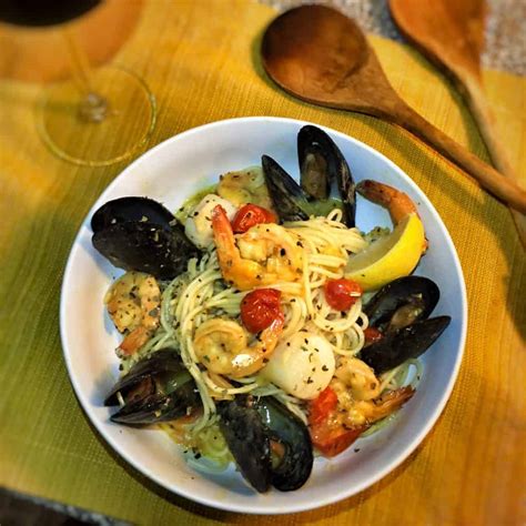 steamed-mussels-scallops-and-shrimp-pasta-the image