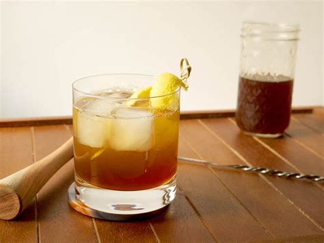 18-apple-cocktails-that-are-like-autumn-in-a-glass image