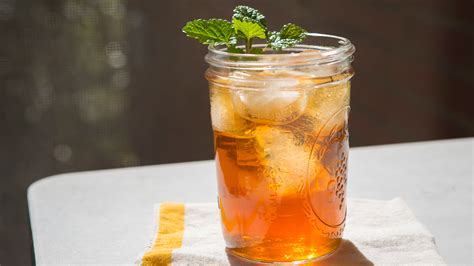 how-to-make-a-single-serving-of-sweet-tea-womans image