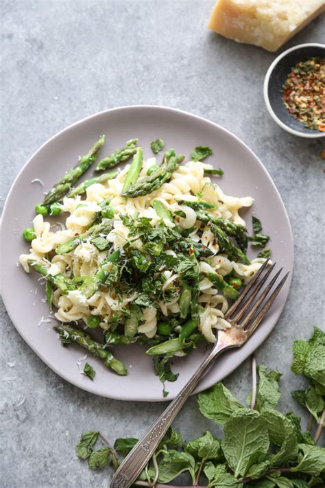vegetarian-carbonara-pasta-with-yogurt-asparagus image