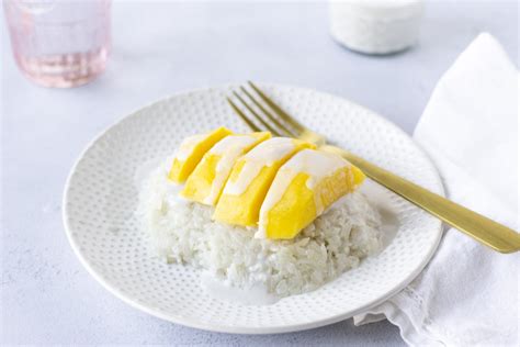 thai-sweet-sticky-rice-with-mango-thai-caliente-dessert image