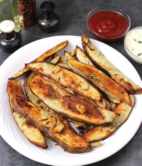 oven-roasted-rosemary-garlic-potatoes-cook image