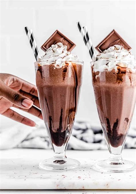 classic-chocolate-milkshake-recipe-queenslee-apptit image