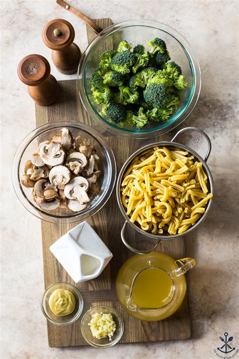 creamy-garlic-broccoli-mushroom-pasta-the-beach image