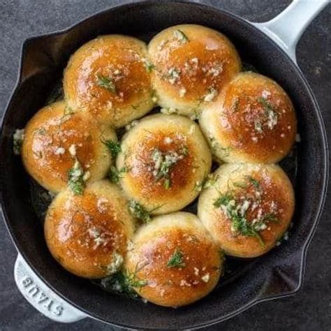 ukrainian-garlic-bread-pampushky-momsdish image