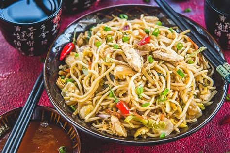 chicken-hakka-noodles-recipe-video-whiskaffair image