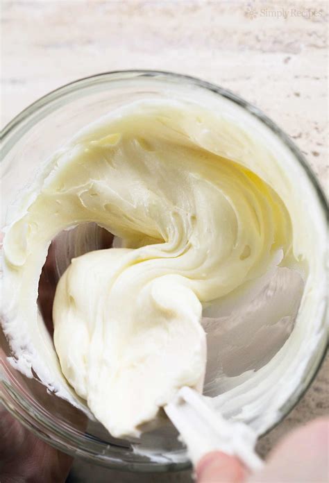 homemade-cream-cheese-frosting image