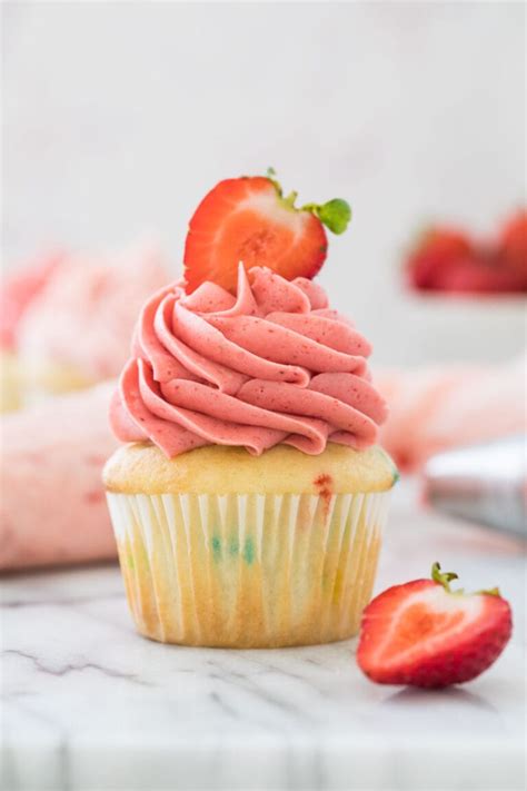 strawberry-frosting-with-fresh-frozen-or-freeze image