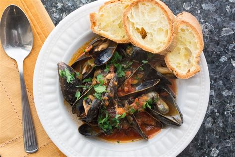low-fodmap-mussels-with-tomatoes-white-wine image