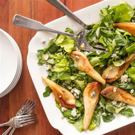 green-salad-with-roasted-pears-and-blue-cheese-cooks image