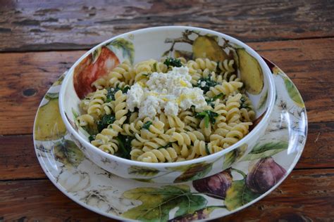fusilli-with-ricotta-and-spinach-entertablement image