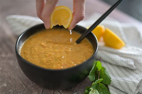 turkish-lentil-soup-mercimek-orbası-simply image