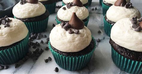 double-chocolate-cupcakes-with-vanilla-frosting-foodal image