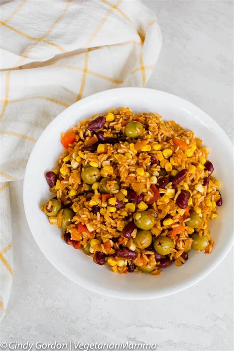 vegetarian-spanish-rice-spanish-rice-with-olives image