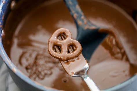 how-to-make-chocolate-covered-pretzels-lil-luna image
