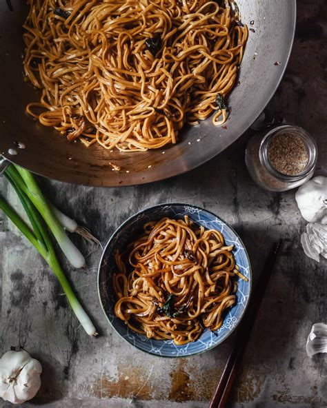 scallion-oil-noodles-葱油拌面-the-plant-based-wok image