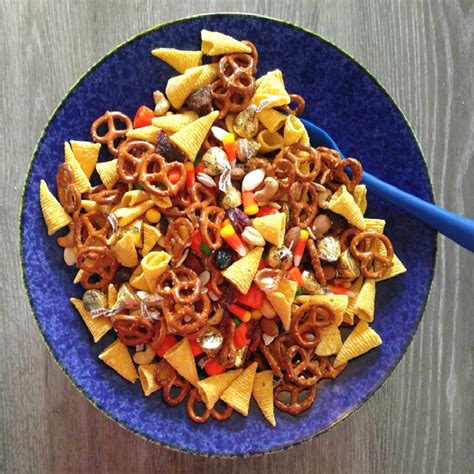 thanksgiving-snack-mix-dig-into-a-harvest-blessing-mix image