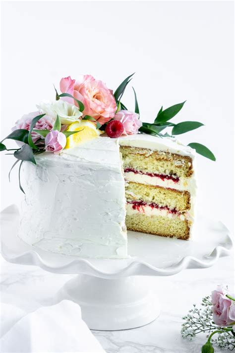 refreshing-limoncello-cake-with-raspberry-filling image