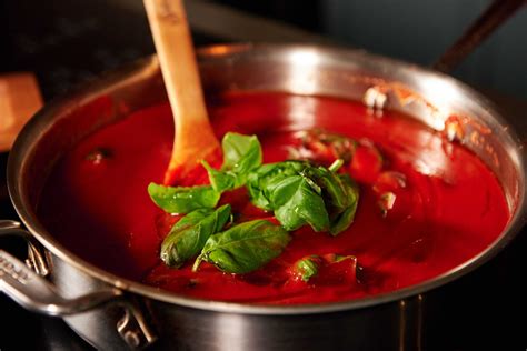 pomodoro-e-basilico-sauce-italian-tomato-basil-sauce image