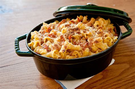 caramelized-onion-and-prosciutto-macaroni-and image