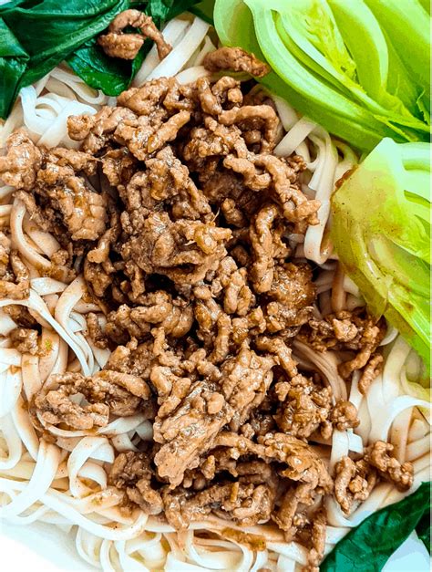 easy-chinese-pork-mince-noodles-casually-peckish image