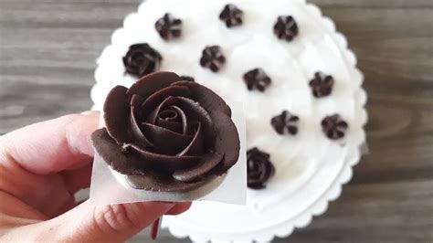 how-to-pipe-a-rose-and-other-flowers-with-chocolate image