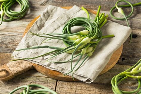 30-ways-to-use-garlic-scapes-practical-self-reliance image