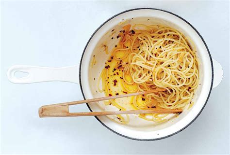spaghetti-with-garlic-and-chile-flakes-recipe-leites image