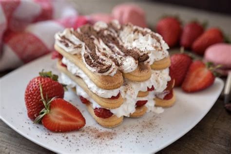 strawberry-tiramisu-with-chocolate-the-recipe-for-an-easy image
